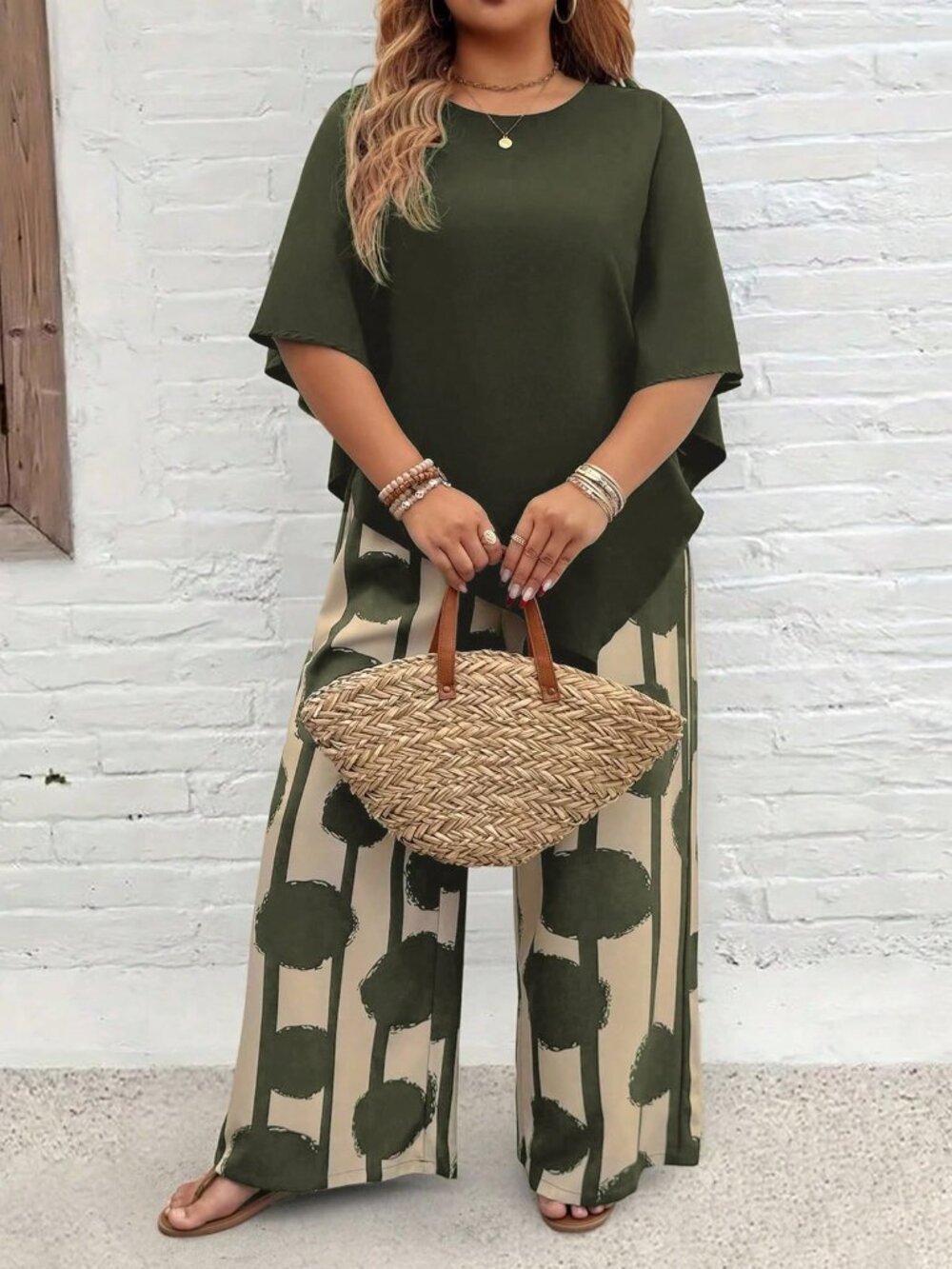 NWOT, plus sized 16 (2XL) 2-piece, Cape Top, Circle print pants
